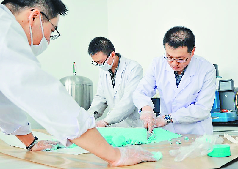 【航天膠粘劑】為航天器裝上堅固“韌帶”—走進省科學院石油化學研究院